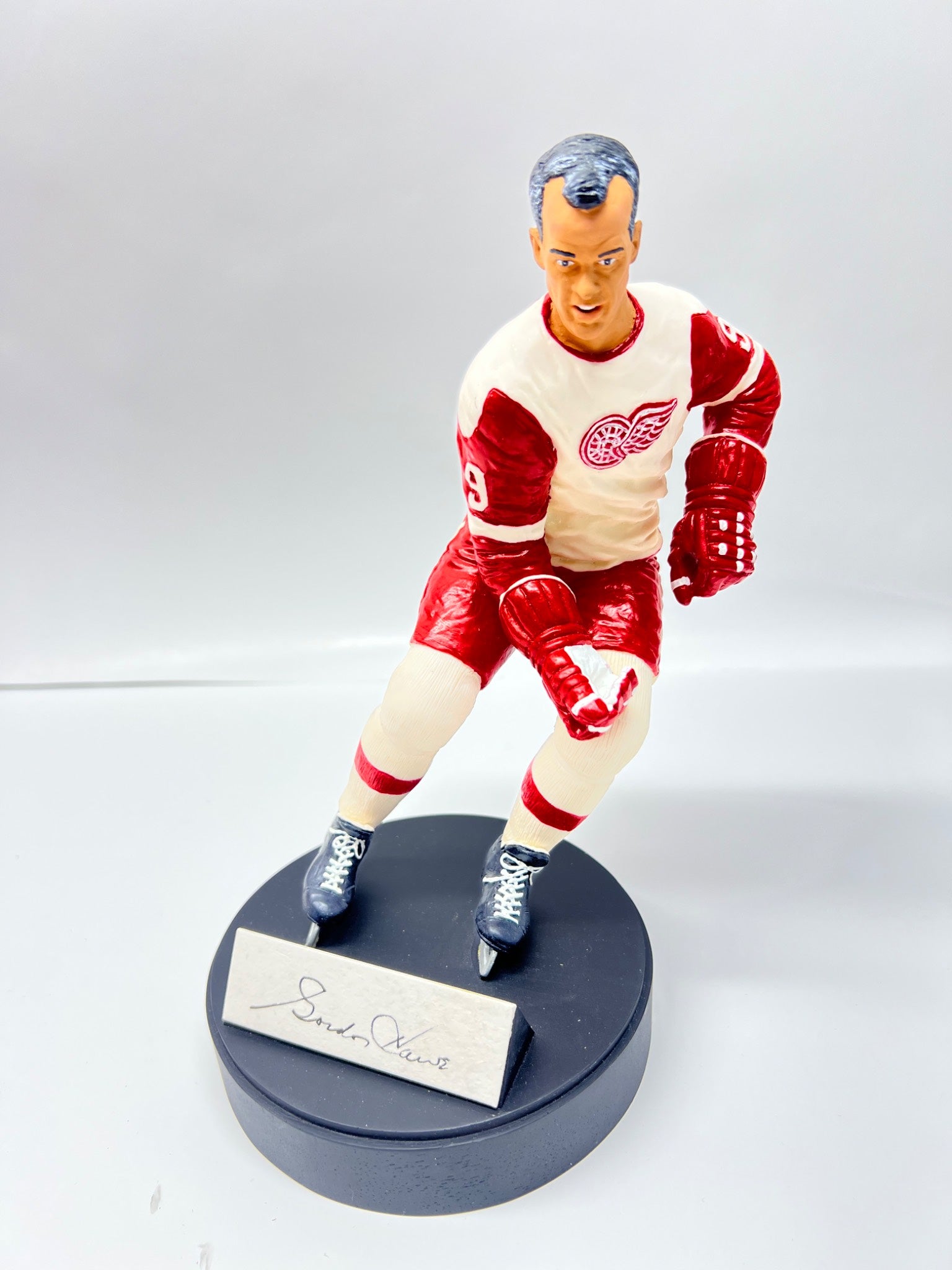 Gartlan USA, Gordie Howe Autographed Figurine in box