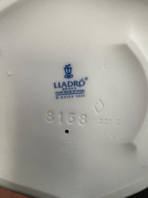 Lladró brand logo on a ceramic plate