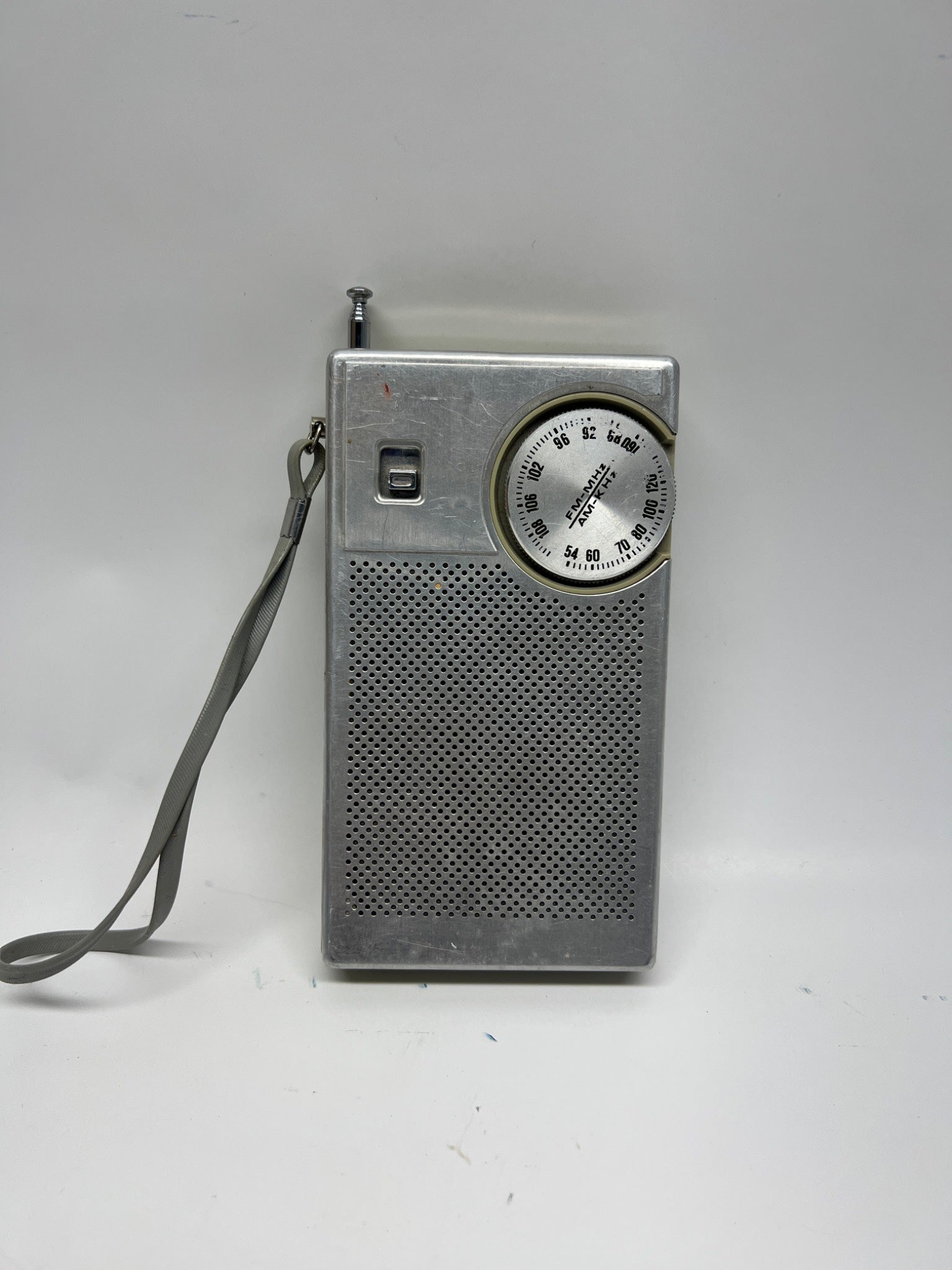 Lloyd’s N701 Series 722A Portable AM/FM Radio – Retro Silver Style