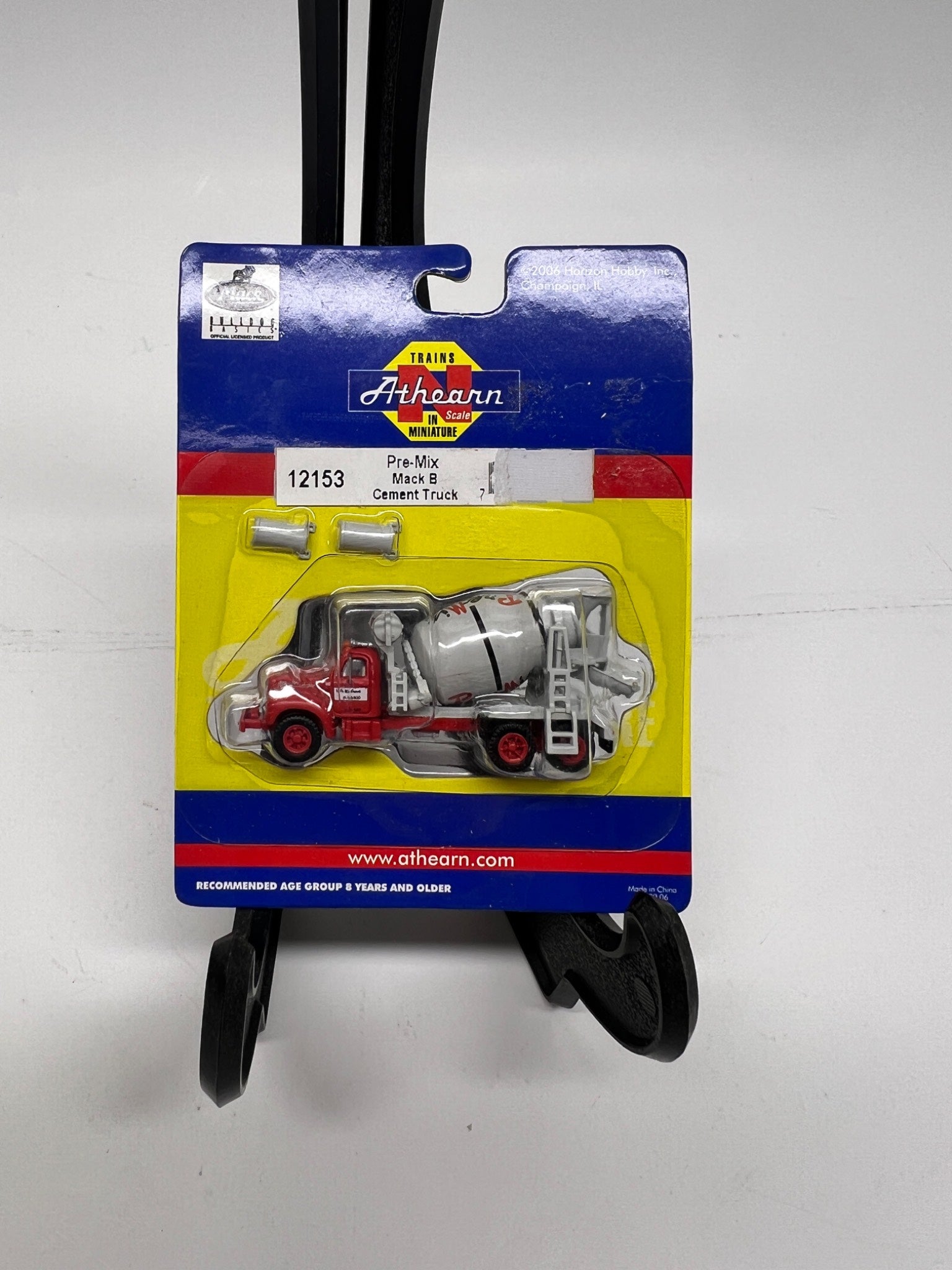 Athearn HO Scale Mack B Cement Mixer Truck – 1:87 Scale Die-Cast/Plastic