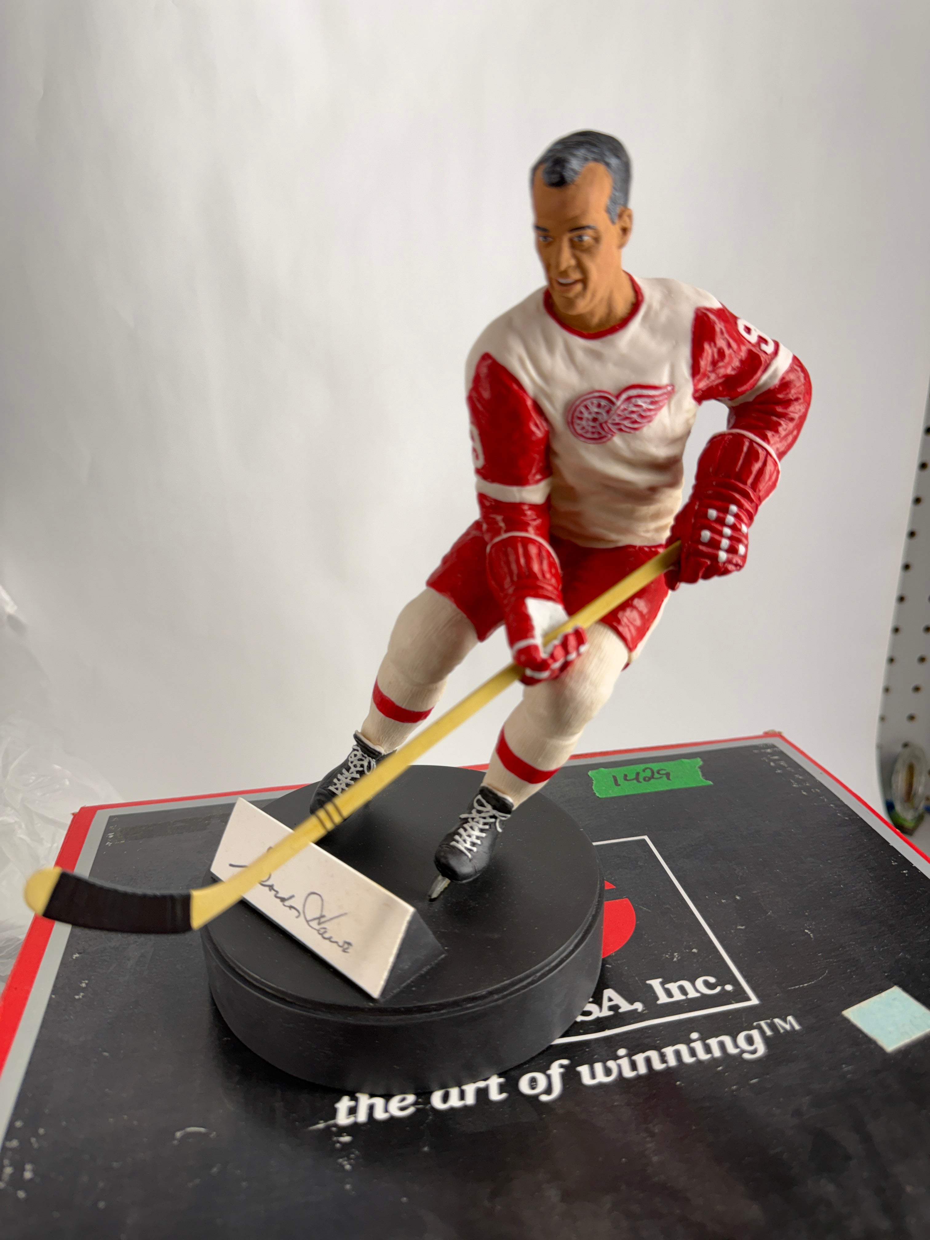 Gartlan USA, Gordie Howe Autographed Figurine in box