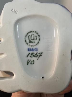 Close-up of a B&G device with visible branding and model number.