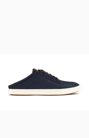 Navy blue sneaker with white sole on a white background