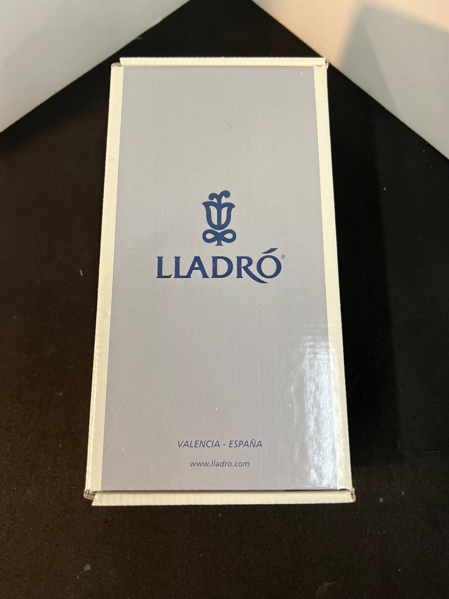 Liadó box on a dark surface