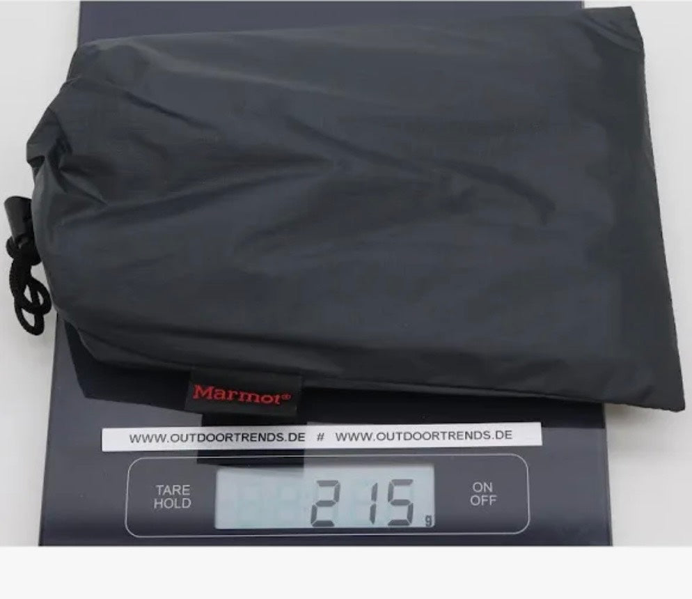 Black bag on a digital scale displaying weight, with 'Marmor' brand visible.