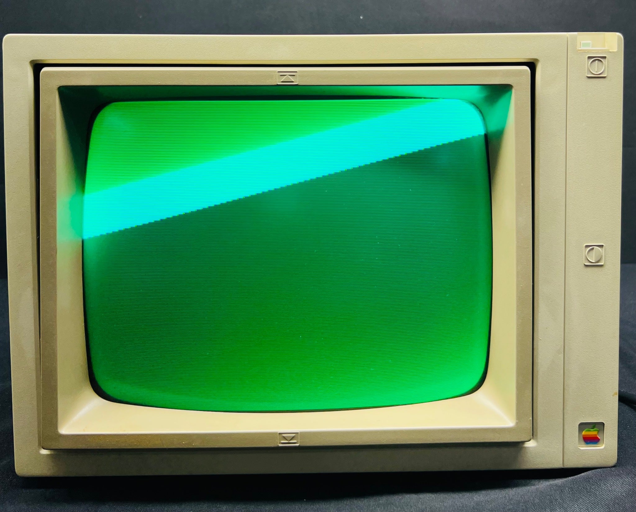 Apple Monitor II 115 VAC model number A2M2010 Green with original box tested and working