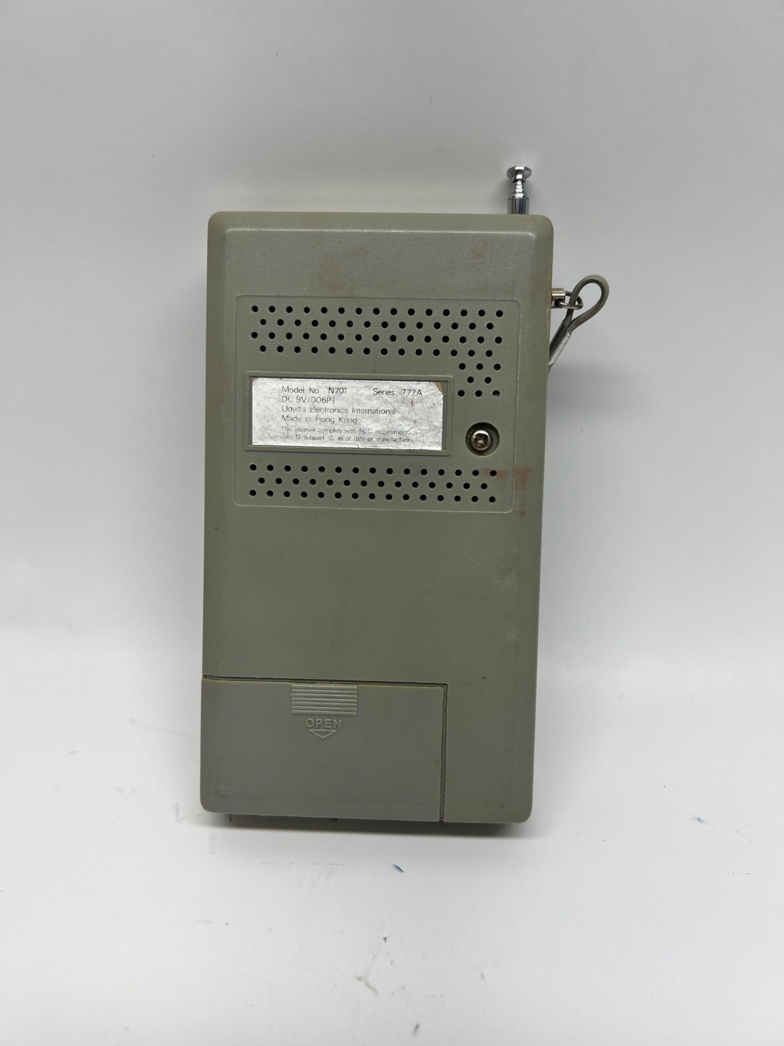 Lloyd’s N701 Series 722A Portable AM/FM Radio – Retro Silver Style
