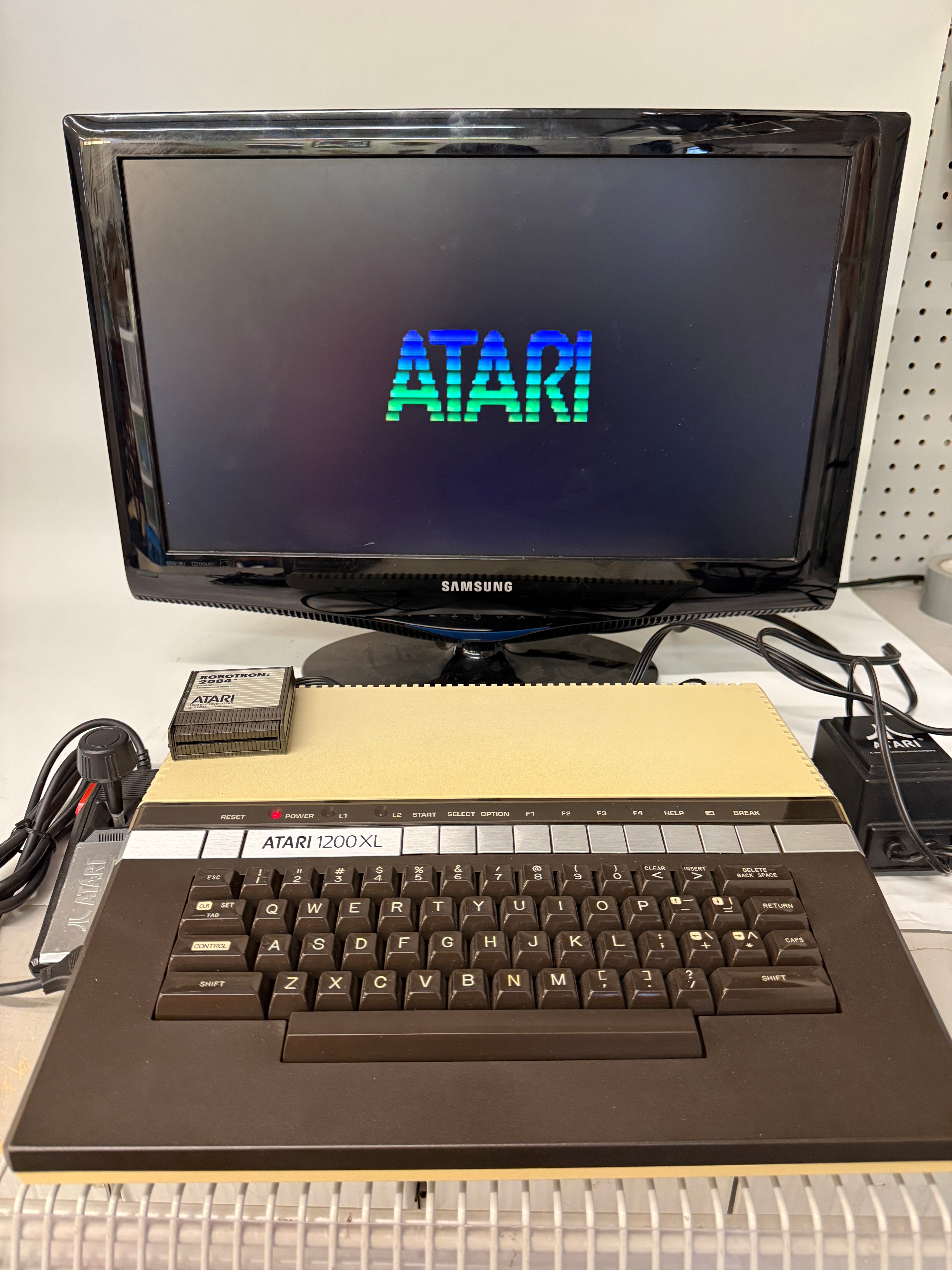 Rare Atari 1200XL Computer Bundle – Very Good Condition – Robotron 2084
